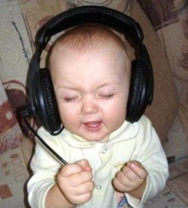 Foto gambar bayi lucu mendengarkan musik 13