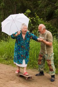 hipwee-old-couples-having-fun-8-750x1125